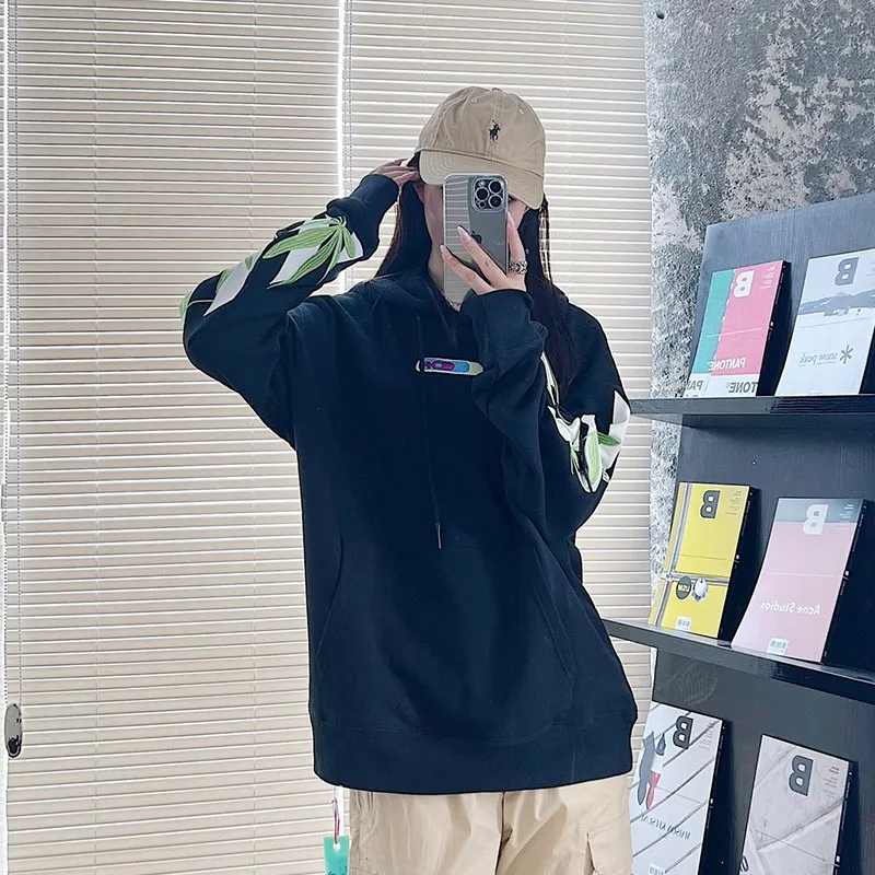 ♻️💯Refer to the model picture for the upper body❤️[New style] 22SS top version OFFWHITE OW lucky leaf embroidery print men and women couples the same trendy pure cotton loose autumn and winter hooded sweatshirt. This year's environmentally friendly series is indeed a bit interesting, all centered around plants. The combination of lucky leaves and arrows has a slightly fresh and artistic style. The front panel printing uses Tajima embroidery printing and superimposed embroidery technology, with a yellow background, a second layer of blue, and the last layer is purple OFF. The embroidery is raised and has a tactile feel. The arrows on the back are made using imported glue technology and then put on the embroidery machine. The printing is realistic and full. Ye Jing's expression is very obvious. Customized three-label auxiliary materials to perfectly restore ZP.  Color: black and white Size: XS-L P:430
